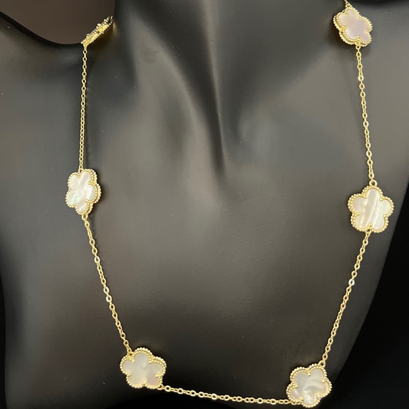 5 Leaf Clover Necklace - Picture 4 of 4